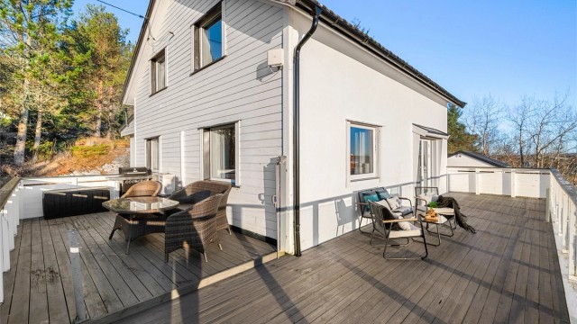 Uteplass som egner seg godt for både avslapning og sosiale sammenkomster. Verandaen vil på sommerstid oppleves som en fin forlengelse av stuen.