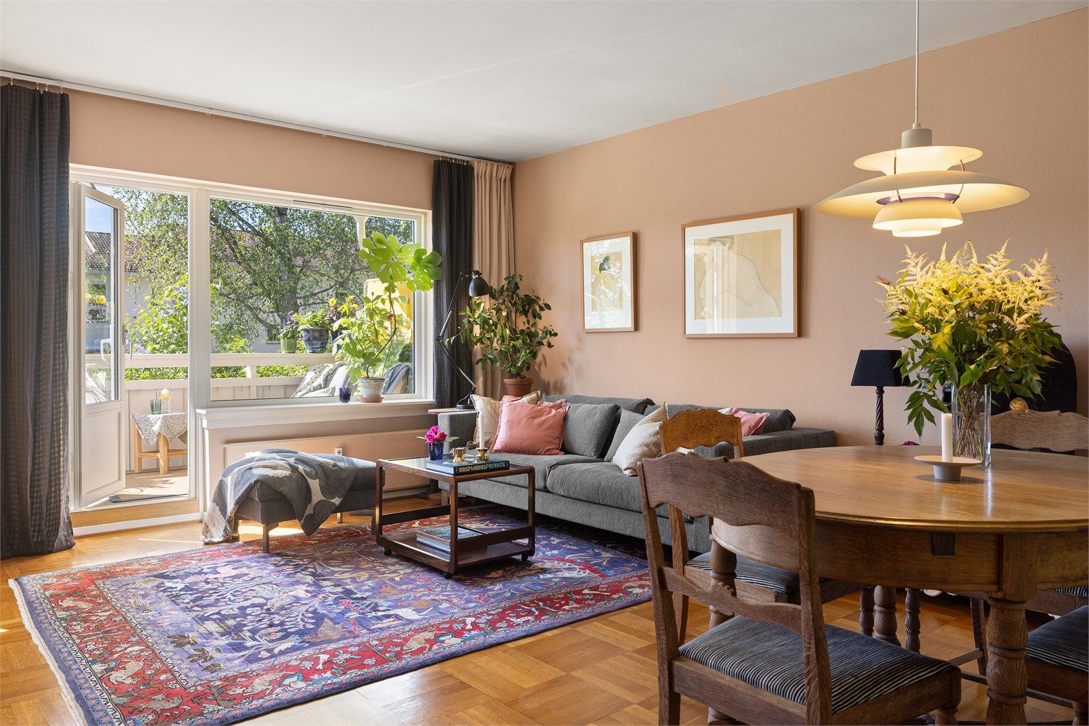 Leiligheten inneholder entré, stor stue med plass til spisestue. Kjøkkenet ligger i adskilt sone fra stuen, tre soverom med rikelig plass til oppbevaring, samt flislagt bad.