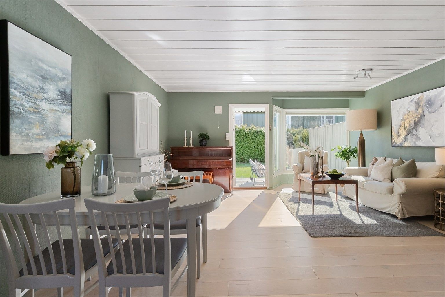 Første etasje har en åpen og sosial planløsning der stue og kjøkken glir over i hverandre.