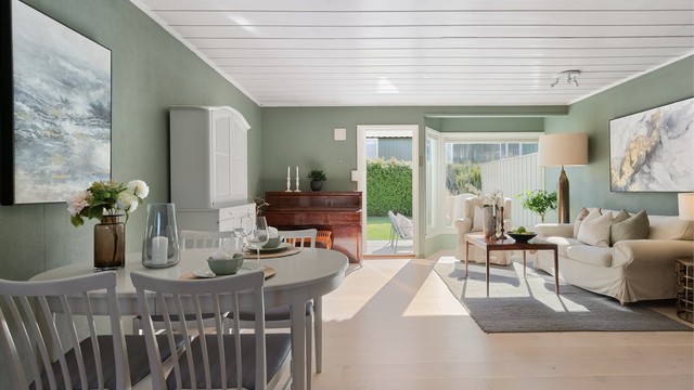 Første etasje har en åpen og sosial planløsning der stue og kjøkken glir over i hverandre.