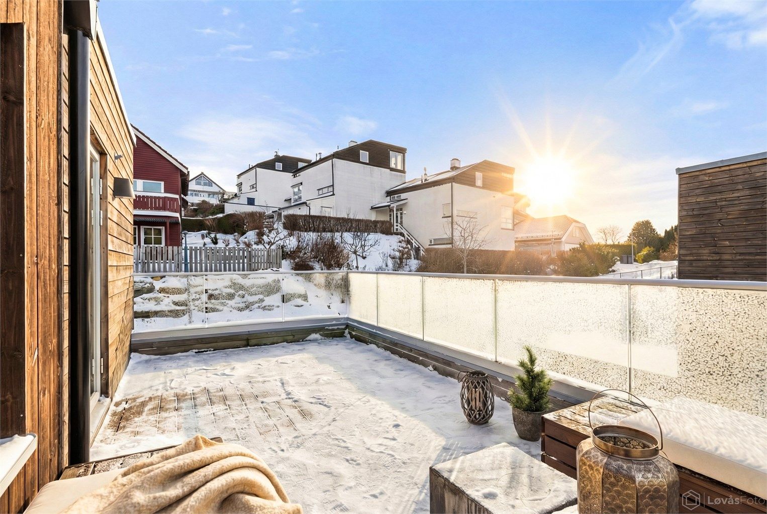 En av to store og private uteplasser som gir rikelig med plass for uteliv.