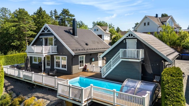 Tangheia 16- Enebolig over to plan- innebygd svømmebasseng i terrassen og dobbel garasje med loft til lagring på eiendommen!