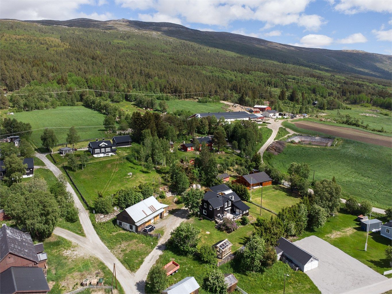 Eiendommen ligger i et landlig og rolig område med gode turmuligheter.