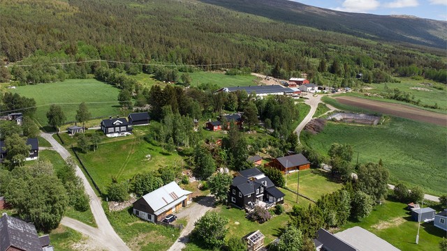 Eiendommen ligger i et landlig og rolig område med gode turmuligheter.