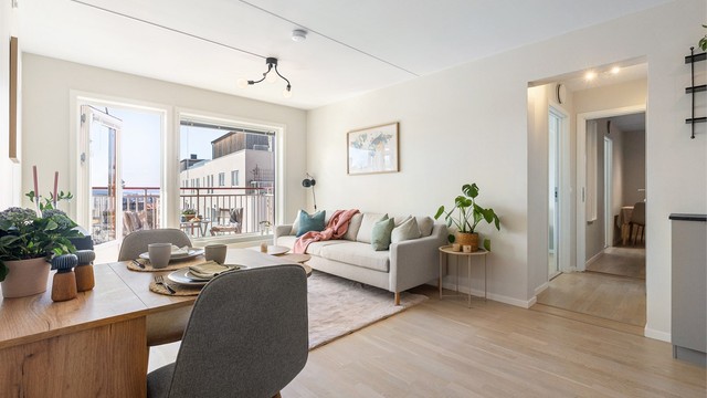 Stuen har god plass til både sofagruppe og spisebord, med direkte utgang til balkongen.