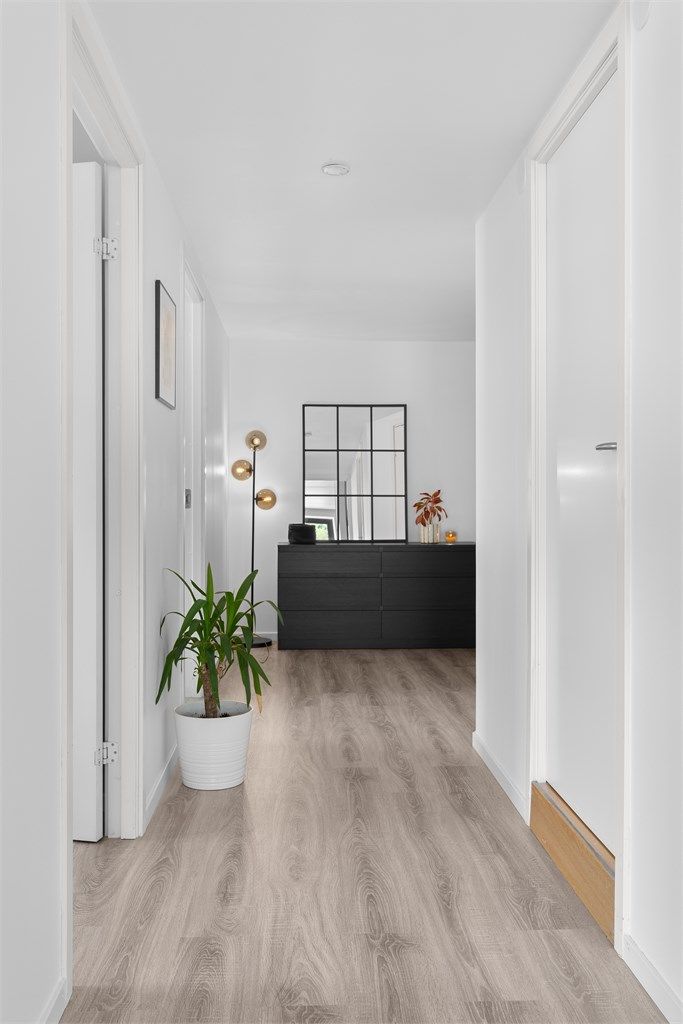 Entréen er romslig med plass til garderobeløsning og oppbevaring av yttertøy og sko.  Fra entréen er det direkte adkomst til en praktisk innvendig bod som gir ekstra lagringsplass. 