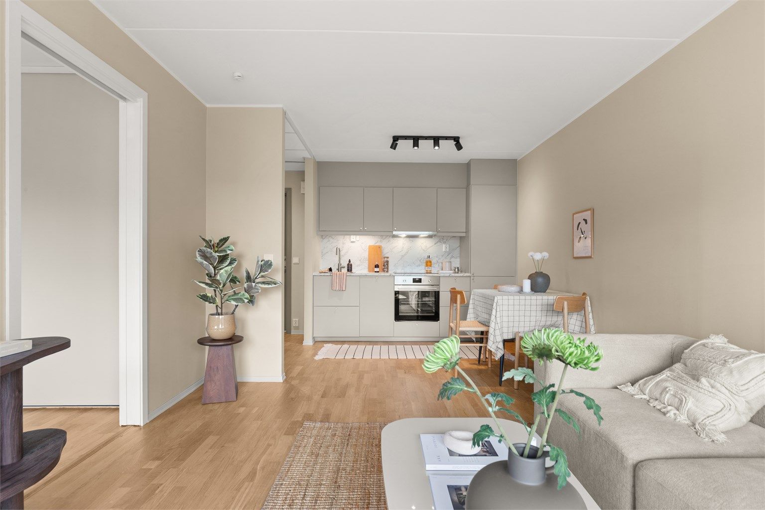 En åpen og sosial løsning mellom stue og det nye IKEA-kjøkkenet gjør dette til et naturlig samlingspunkt i boligen.