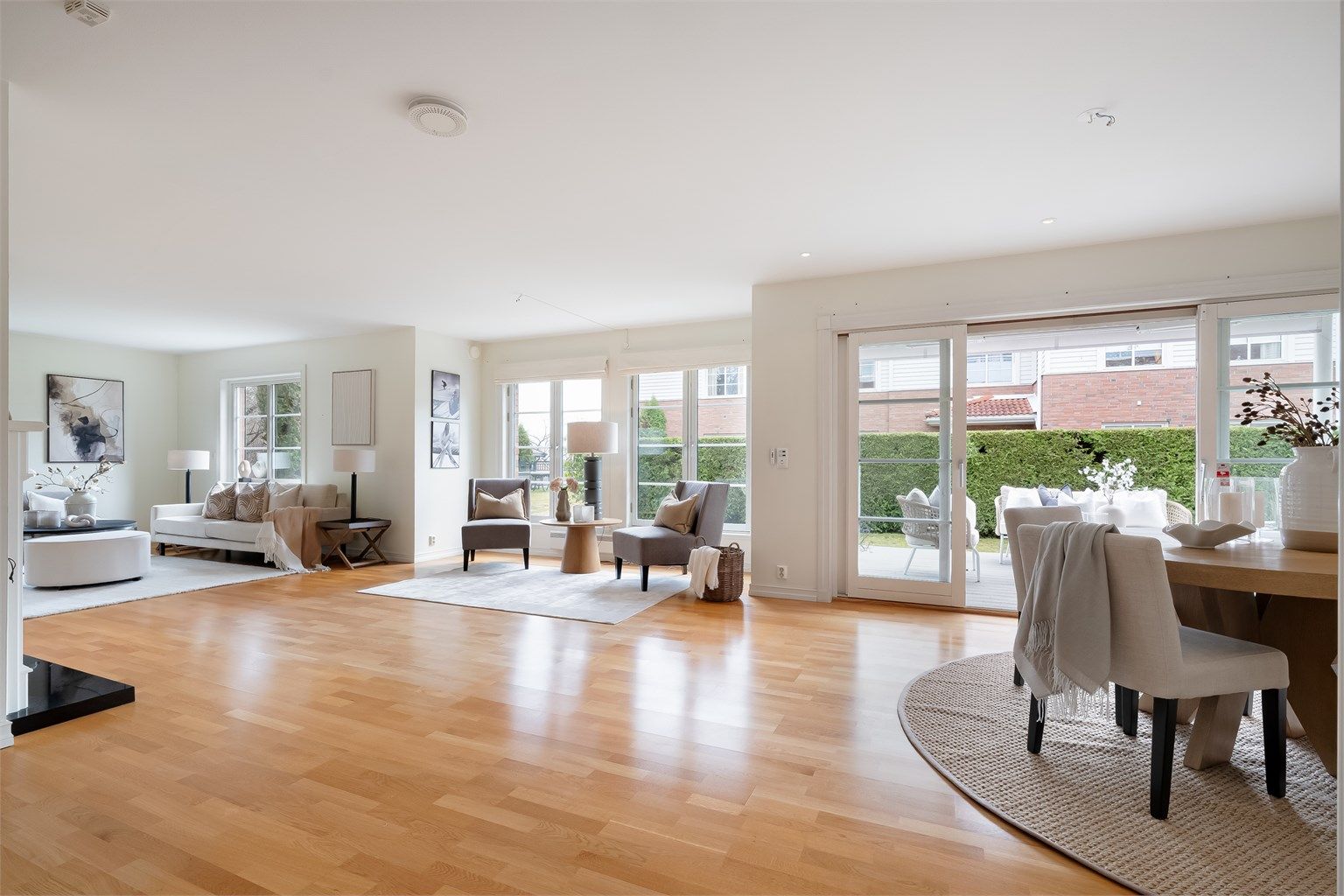 Stuen er av god størrelse og kan enkelt innredes med en hyggelig sittegruppe og tilhørende salongbord og tv-seksjon.