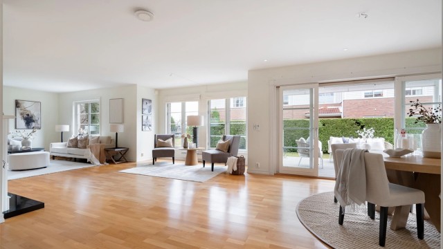 Stuen er av god størrelse og kan enkelt innredes med en hyggelig sittegruppe og tilhørende salongbord og tv-seksjon.