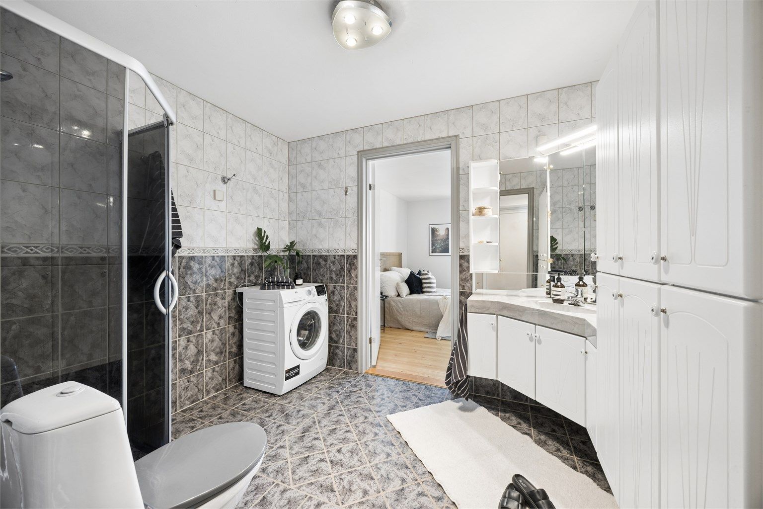 Badet er av god størrelse og har deilig gulvvarme for ekstra komfort.