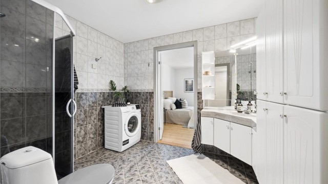 Badet er av god størrelse og har deilig gulvvarme for ekstra komfort.