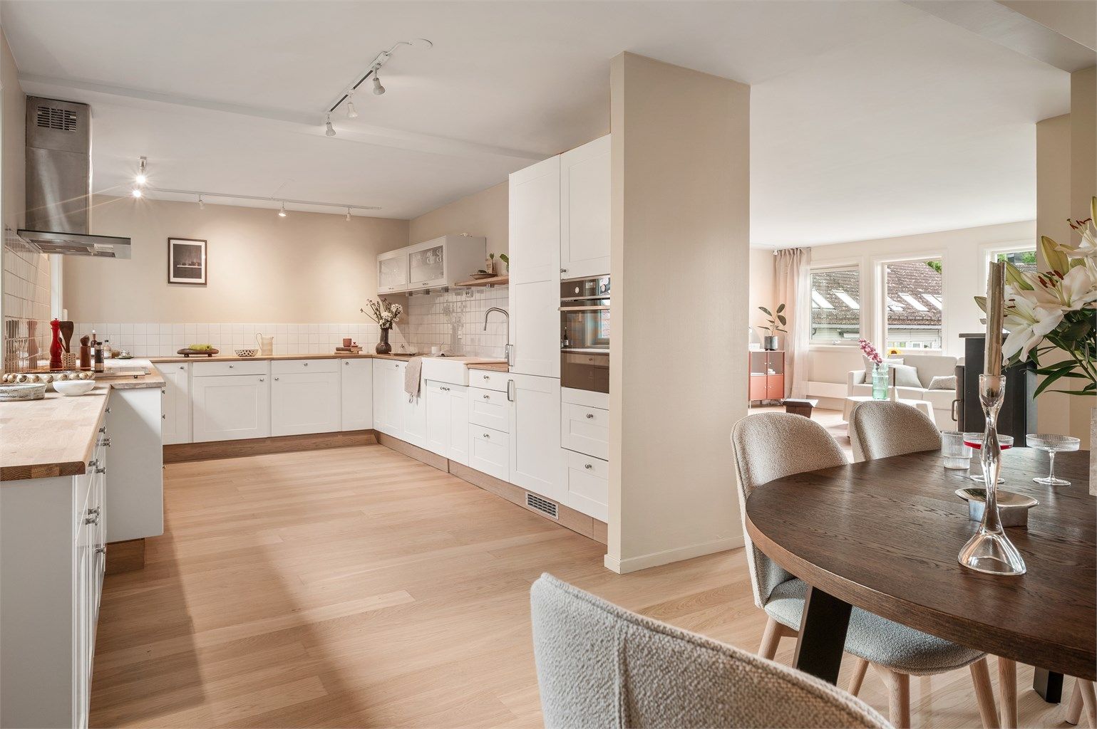 Boligen går over 3 plan og har en innholdsrik planløsning med flotte, solrike uteplasser.