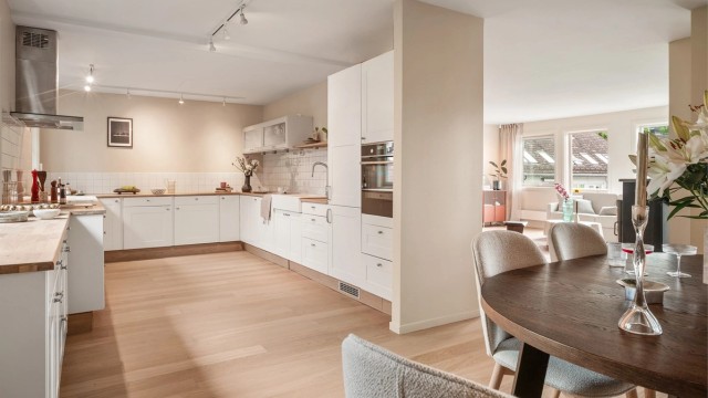 Boligen går over 3 plan og har en innholdsrik planløsning med flotte, solrike uteplasser.