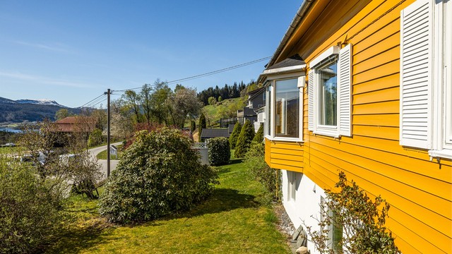 Fasaden har liggende bordkledning, og kledningen mot vest ble skiftet i 2022