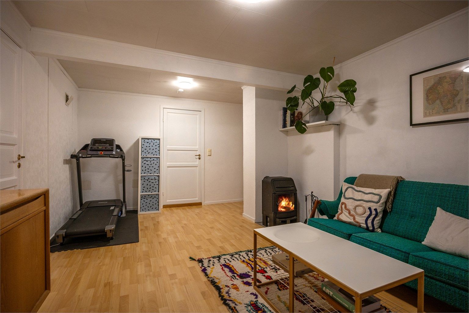 Det er også peis i stuen i undeetasjen 