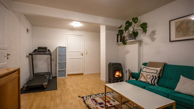 Det er også peis i stuen i undeetasjen