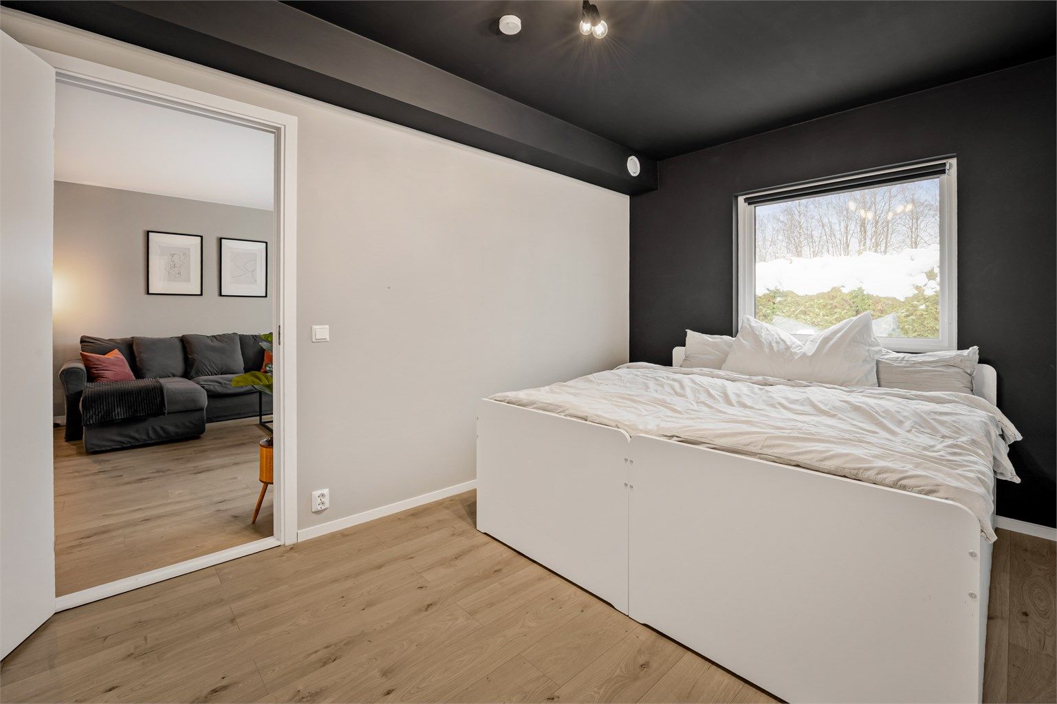 Leiligheten har ett soverom som er plassert ved siden av stuen