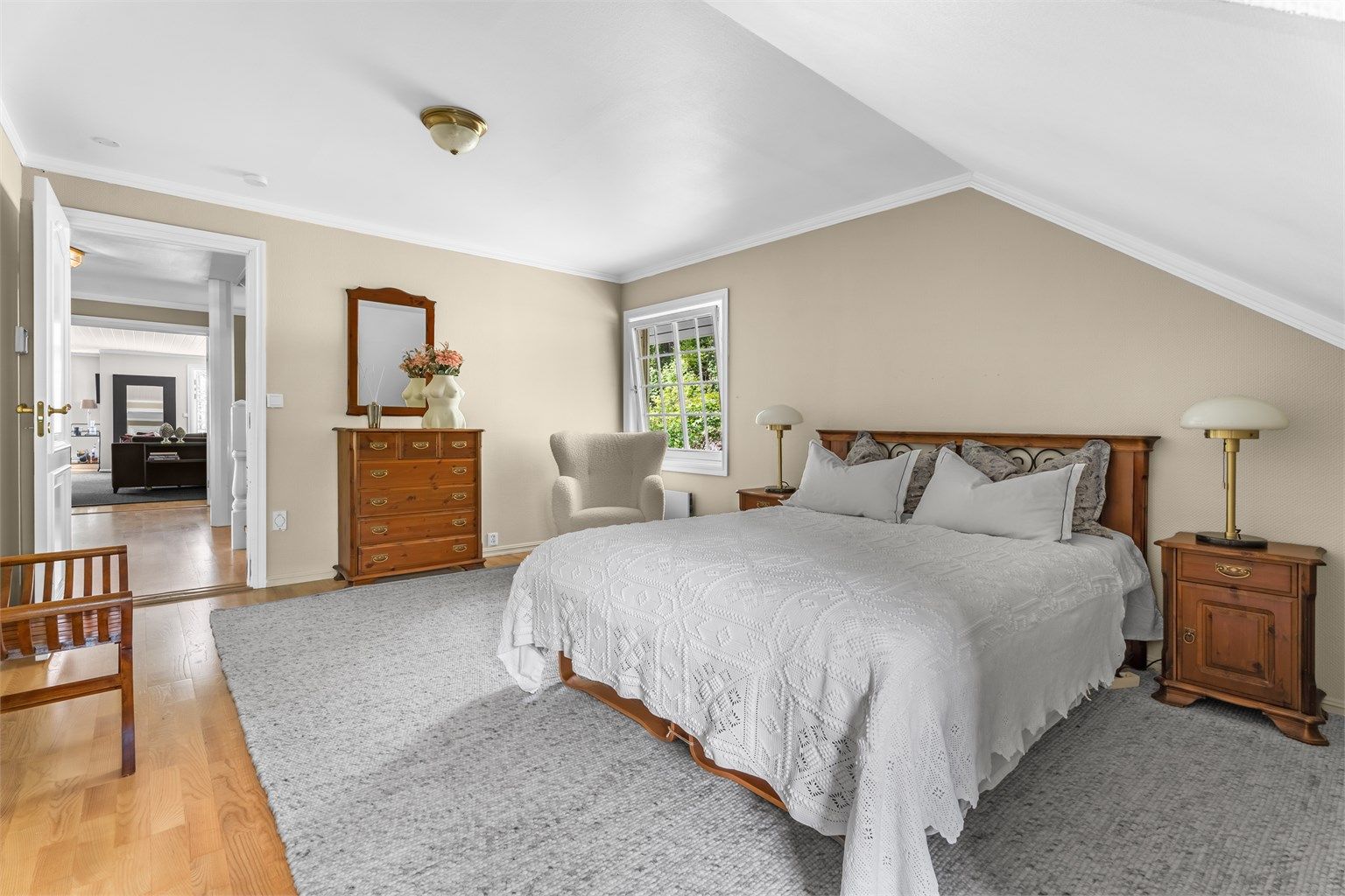 Master bedroom med on-suite bad og garderobe