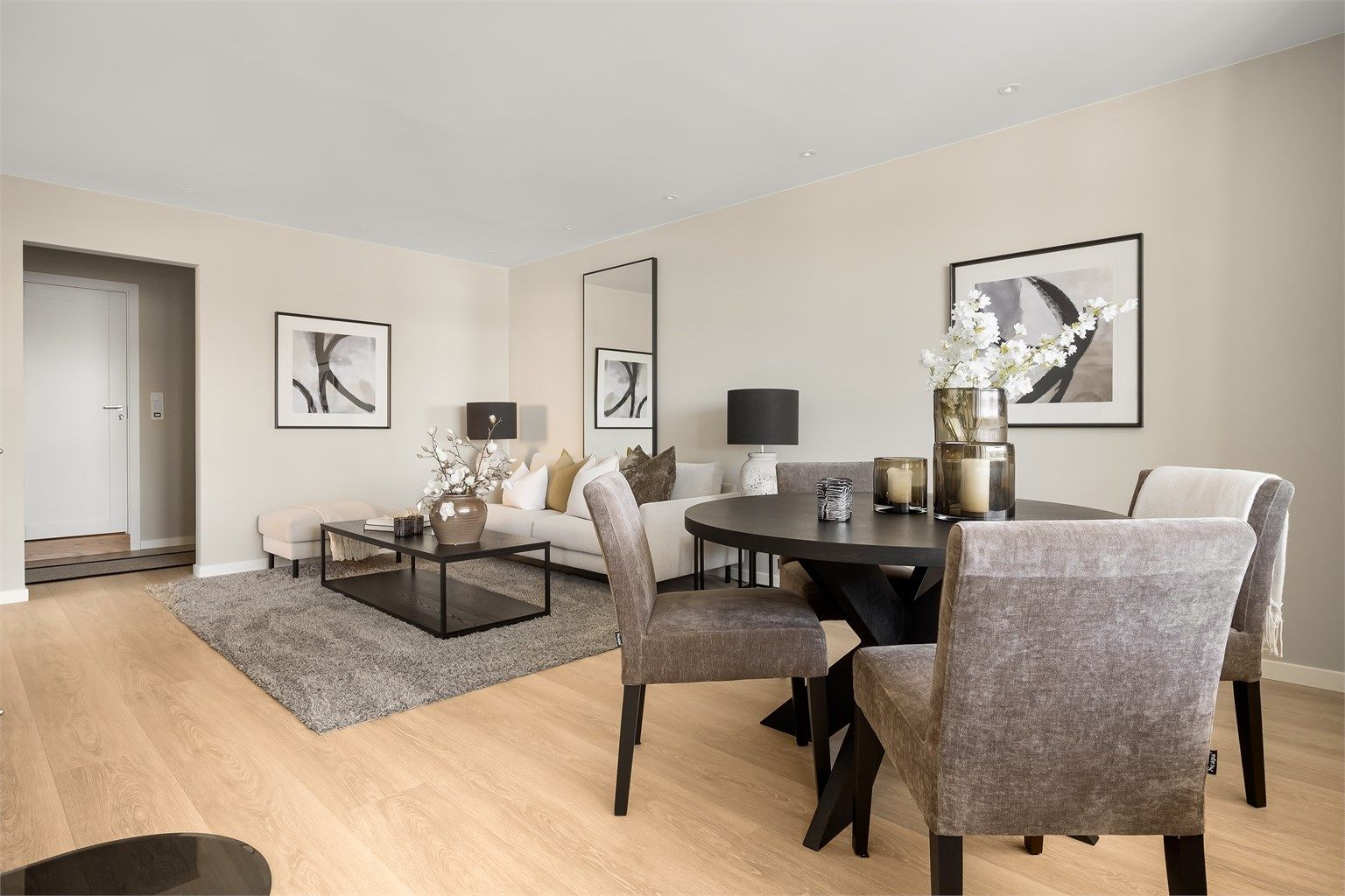 Her er det god plass til både sofagruppe og spisebord for sosiale sammenkomster.