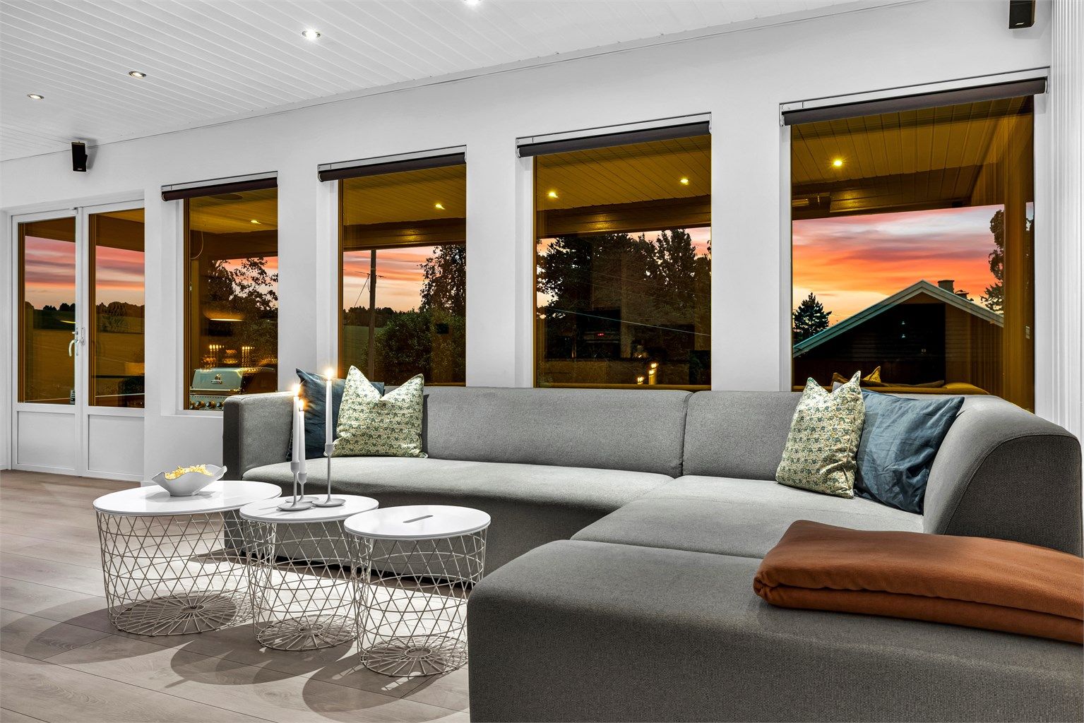 Boligen har en gjennomgående praktisk løsning, og har selve oppholdsrommene, baderom og fire soverom i hovedetasjen.