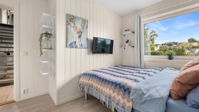 Soverommet i underetasjen har plass til dobbeltseng, nattbord og garderobeskap.
