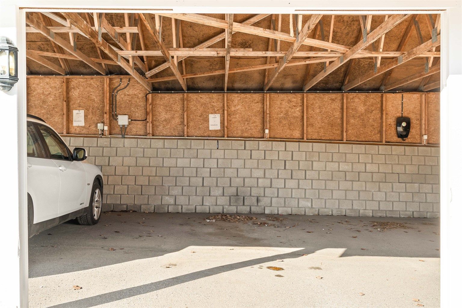 Det medfølger en fast biloppstillingsplass i felles carport. Infrastruktur for elbillader er klargjort.