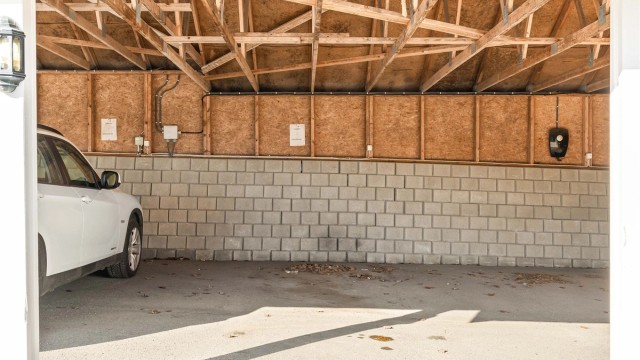 Det medfølger en fast biloppstillingsplass i felles carport. Infrastruktur for elbillader er klargjort.