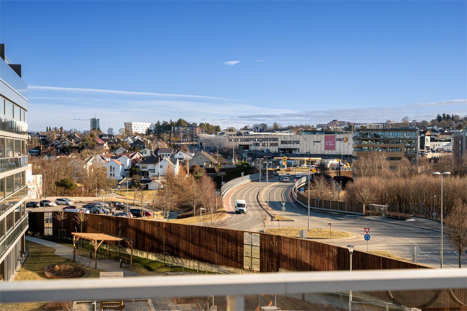 Madla Amfi kan by på shopping, restauranter, dagligvarebutikk, treningssenteret SATS m.m. Kort gåavstand fra leiligheten. 