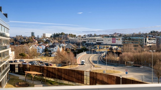 Madla Amfi kan by på shopping, restauranter, dagligvarebutikk, treningssenteret SATS m.m. Kort gåavstand fra leiligheten.