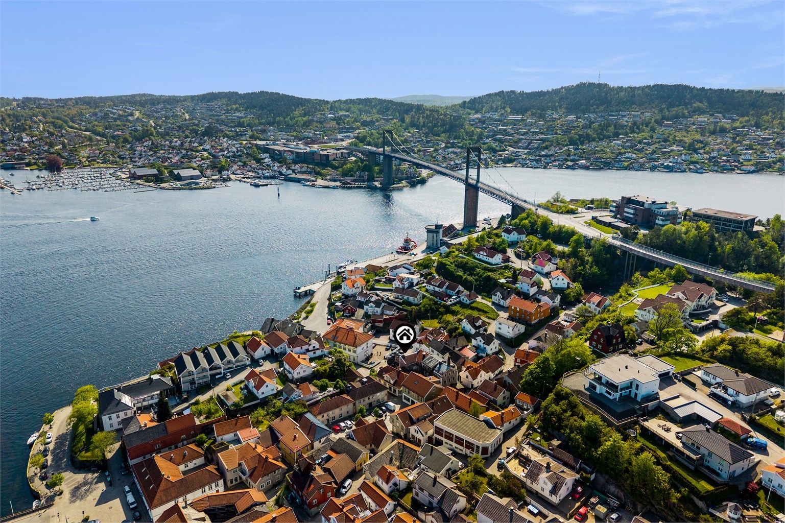 Kort vei over til Brotorvet med alle fasiliteter. I Brevik er det Jokerbutikk med godt utvalg.