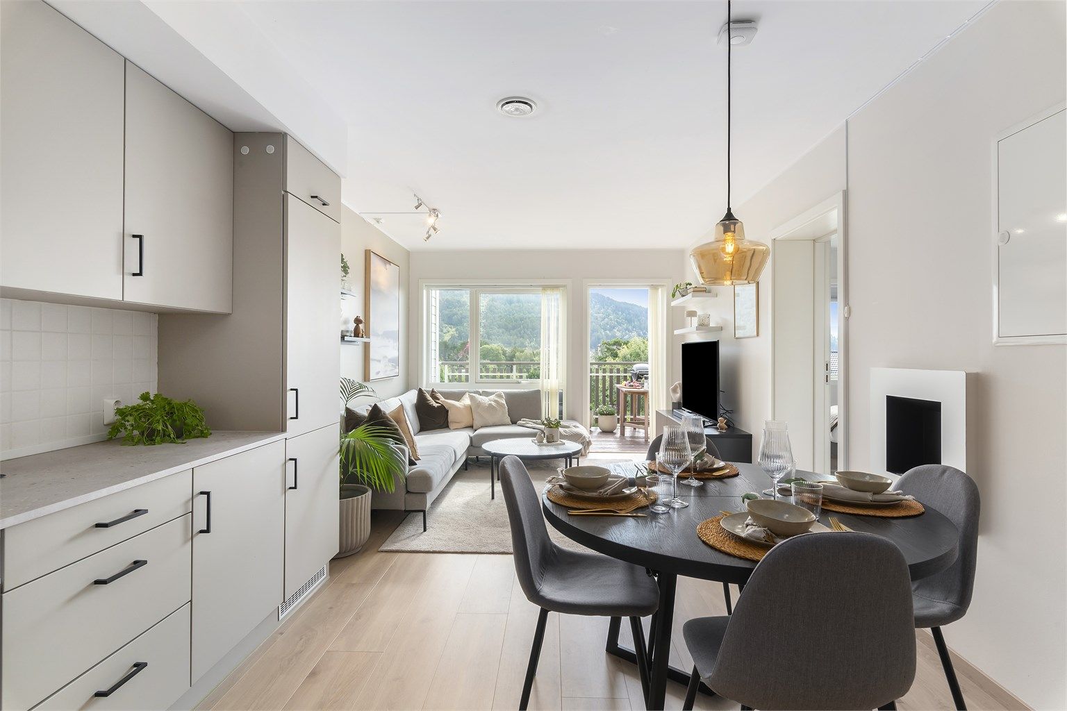 Lys og fin stue med utgang til sydvendt balkong