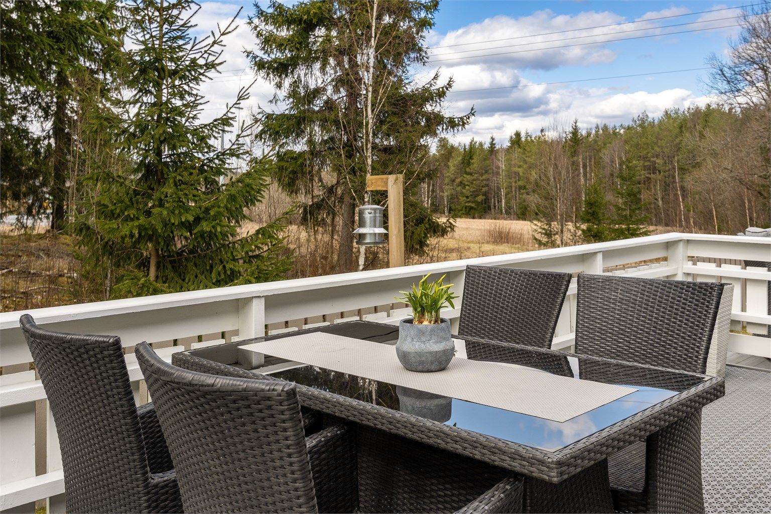 Fra terrassen har man utsikt mot omkringliggende natur og jorder.