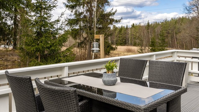 Fra terrassen har man utsikt mot omkringliggende natur og jorder.