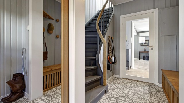 Entré - i 1- etasje - trapp opp til loftsetasje