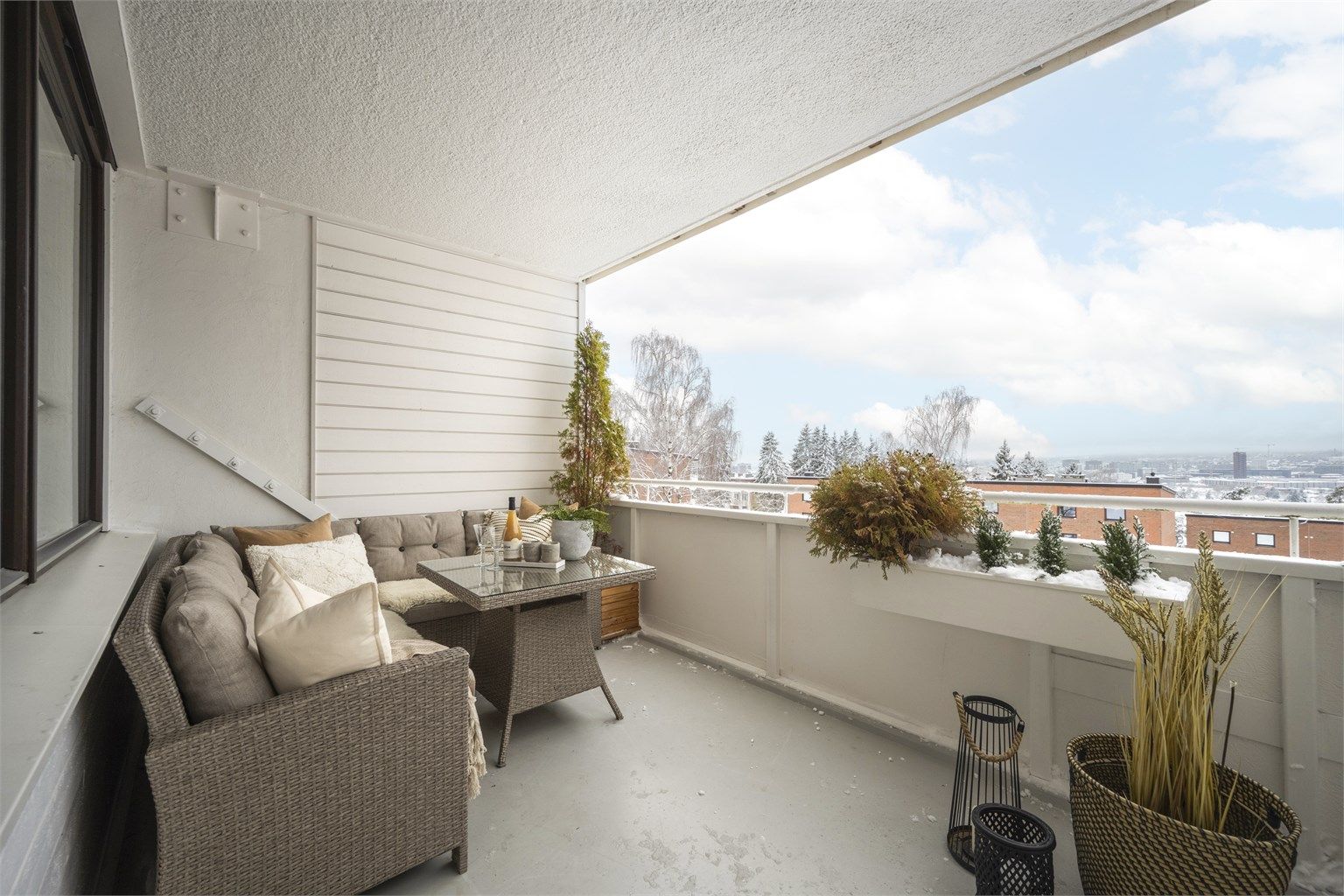 Boligen ligger fint til i borettslaget og består av entré, stue, kjøkken, bad og 2 soverom.