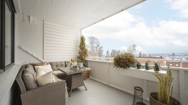 Boligen ligger fint til i borettslaget og består av entré, stue, kjøkken, bad og 2 soverom.