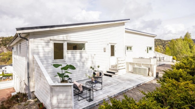 Flott 4-roms selveier med moderne og god standard. Topp/ hjørneleilighet. Egen garasje m/ el. bil lader på 20 m². Solrik, sentral beliggenhet.