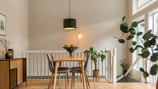 Stuen har god takhøyde og åpen forbindelse til trapperommet.