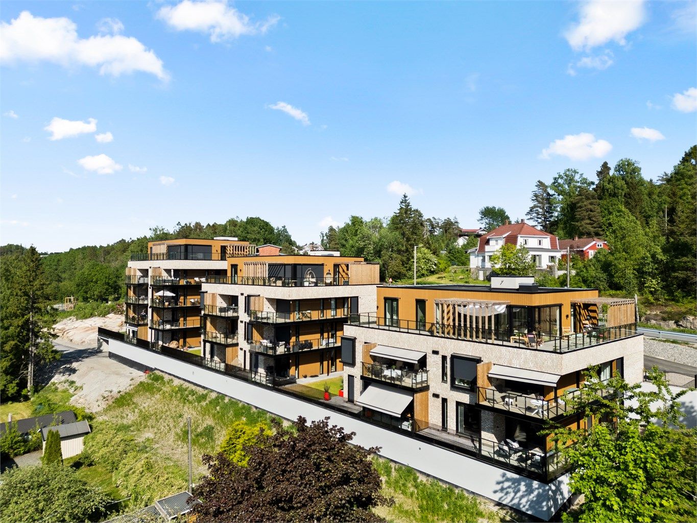 Moderne, arkitekttegnede bygg som er godt tilpasset til omgivelsene.