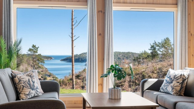 Utsikt mot de vakre omgivelsene fra stuevinduet.