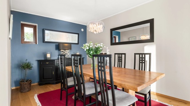 Spisestuen er et perfekt sted for sosiale sammenkomster og middager.