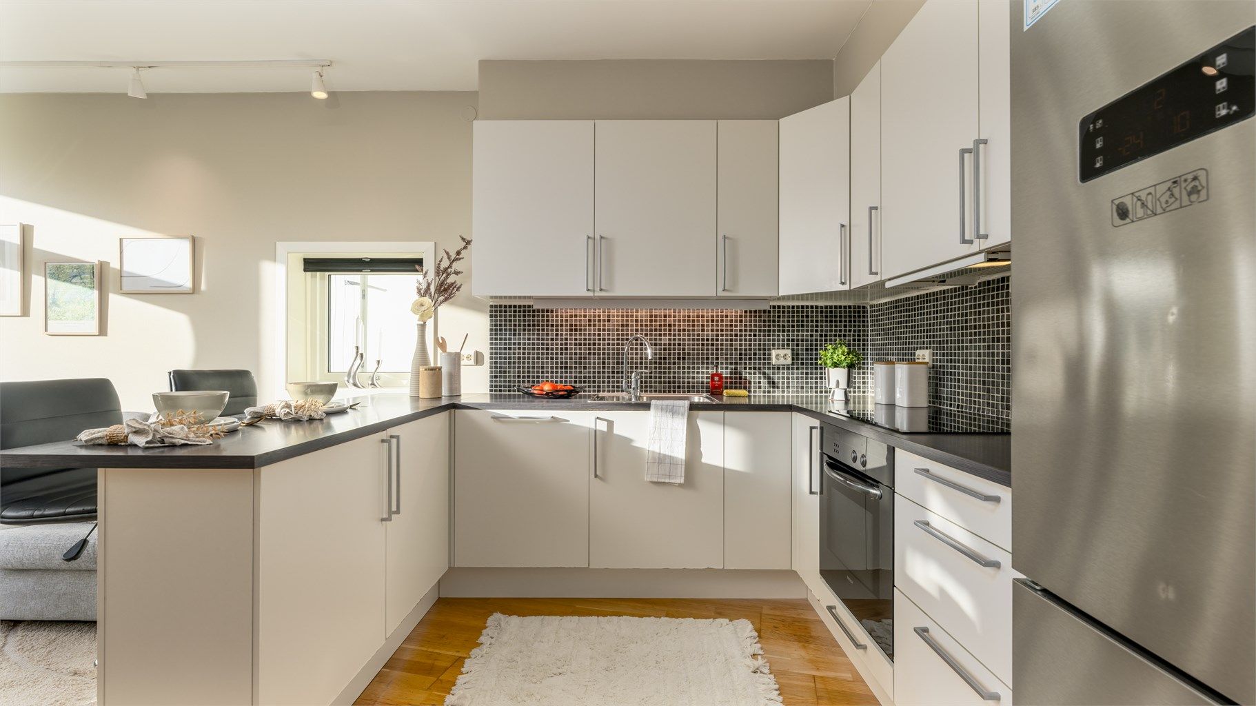 Leiligheten har en arealeffektiv planløsning med en åpen sone mellom stue og kjøkken.