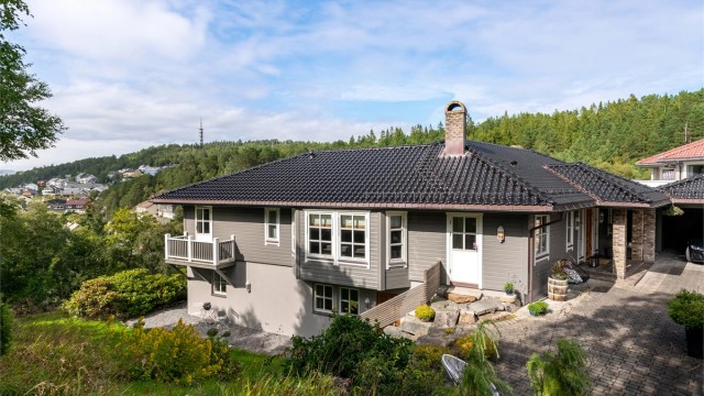 Boligen har tak tekket med glassert tegltakstein.