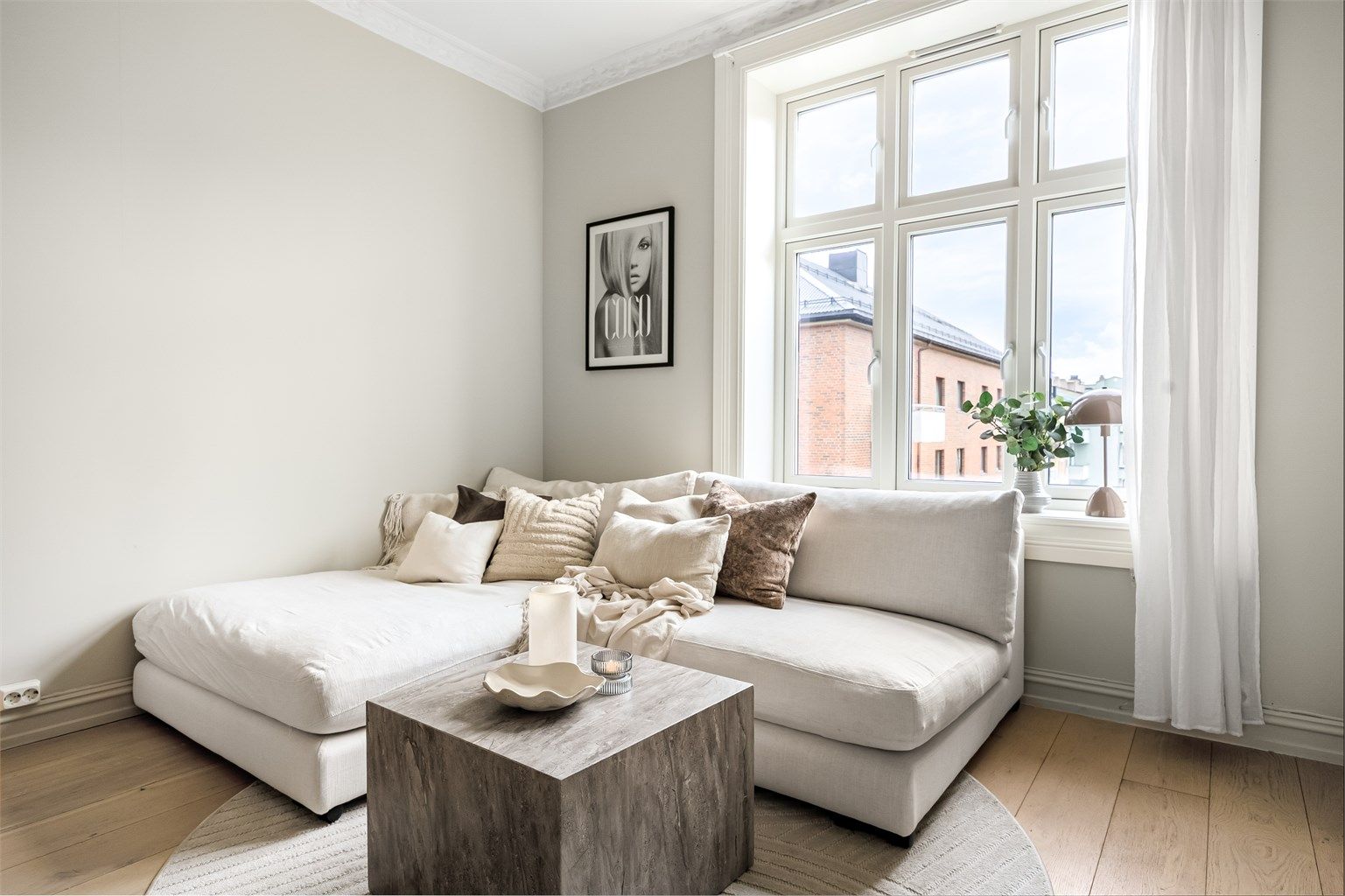 Store vinduer fra 2022 tilfører rikelig med naturlig lys til leiligheten.