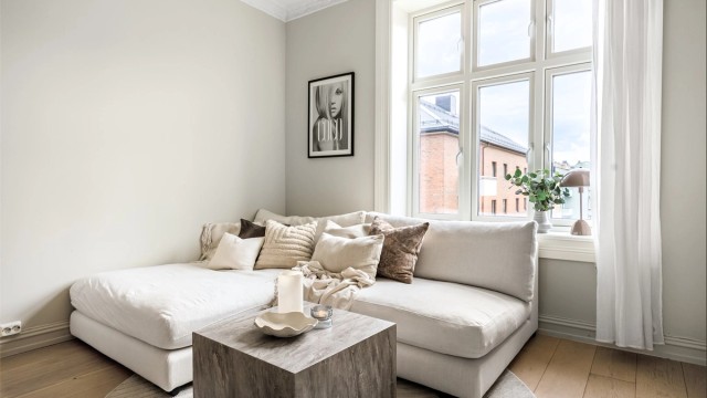 Store vinduer fra 2022 tilfører rikelig med naturlig lys til leiligheten.