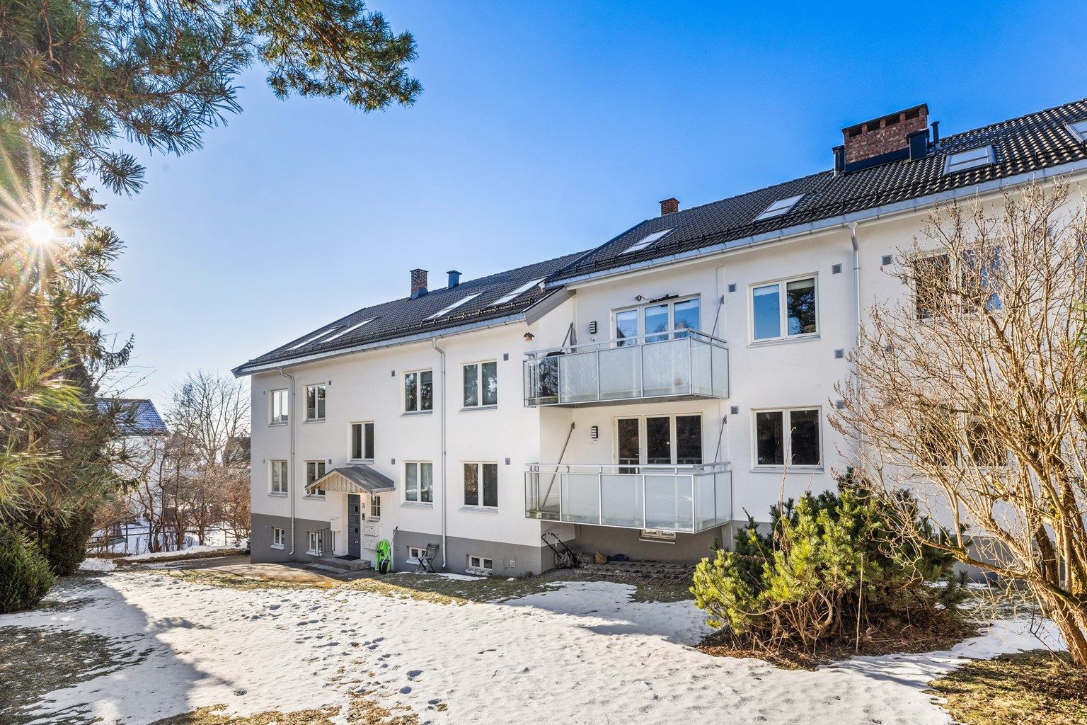 Velkommen til Smedstusvingen 3A - Gjennomgående 3-roms i sjarmerende Holtet Hageby | Ekstra underliggende rom på 25 kvm med potensiale | Balkong