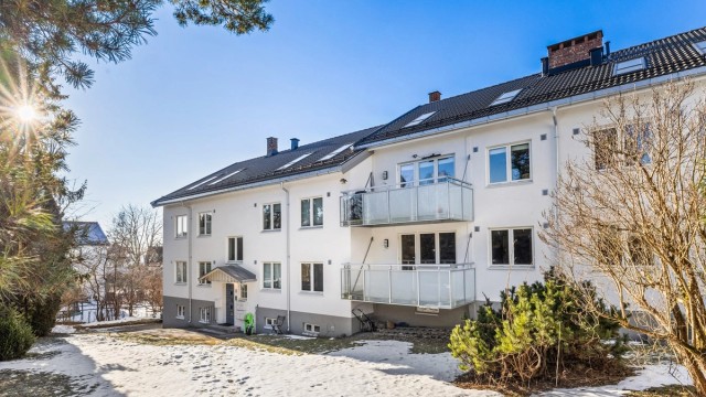 Velkommen til Smedstusvingen 3A - Gjennomgående 3-roms i sjarmerende Holtet Hageby | Ekstra underliggende rom på 25 kvm med potensiale | Balkong