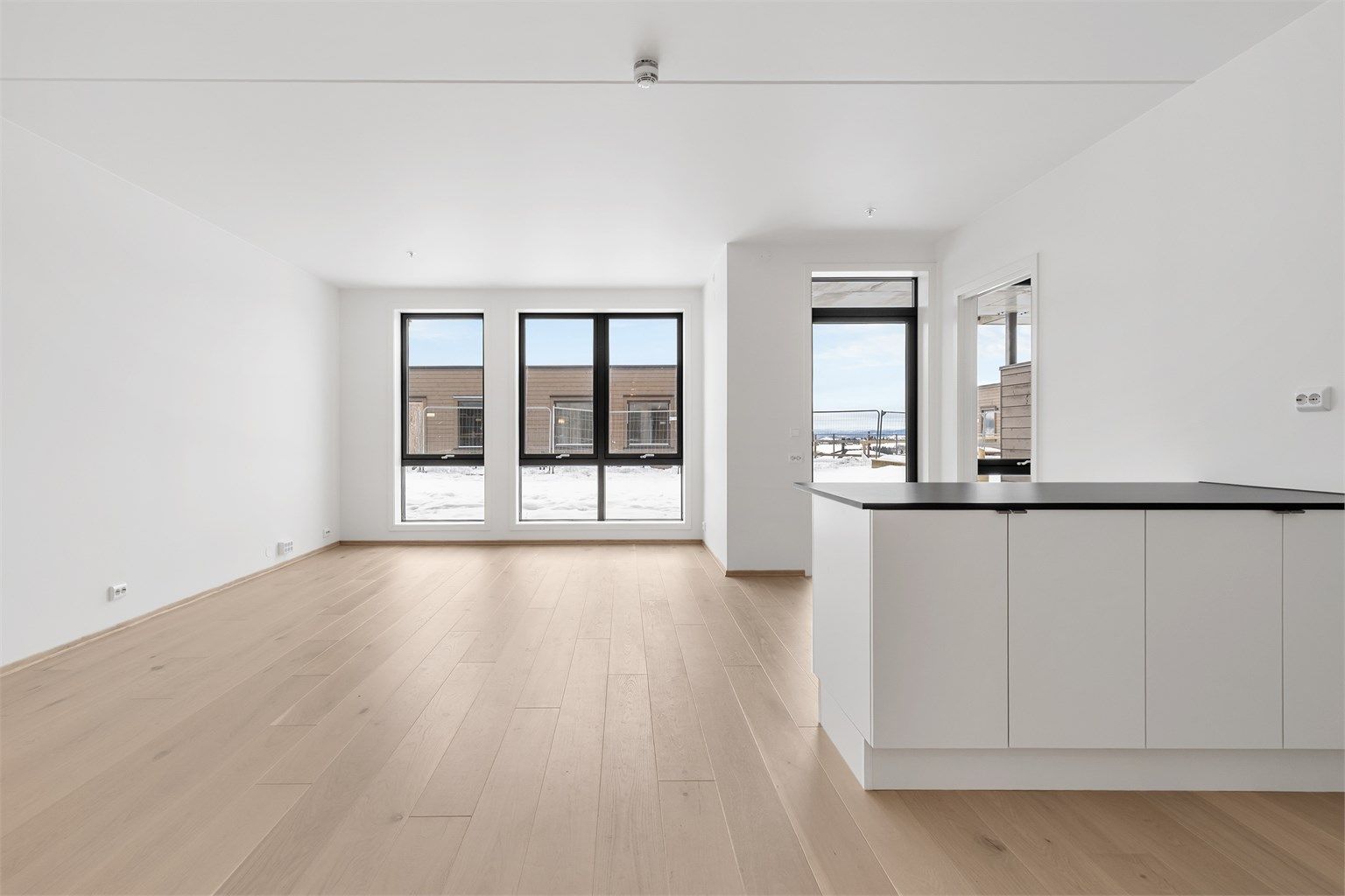 En splitter ny og innflytningsklar 3-roms selveier med stor terrasse på 10 kvm, en åpen stue/kjøkkenløsning og nybygg-standard.