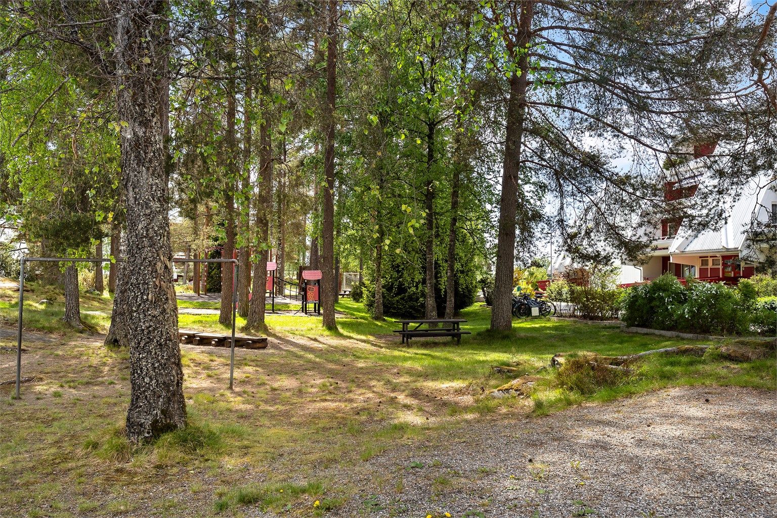 Sameiet har opparbeidede uteområder med lekeplass og benker.