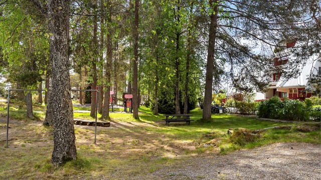 Sameiet har opparbeidede uteområder med lekeplass og benker.